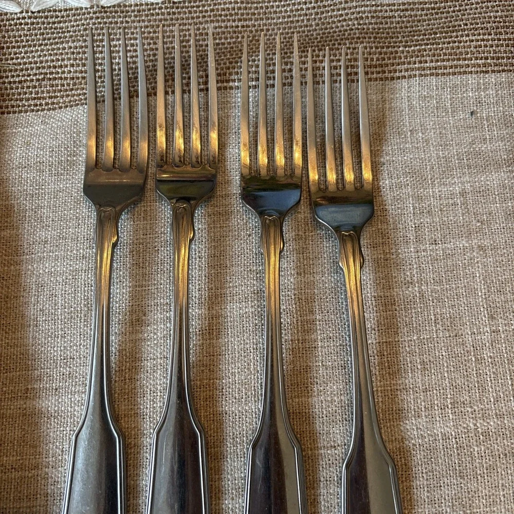 Oneida CLASSIC SHELL Lot of 4 Dinner Forks Stainless 7 5/8